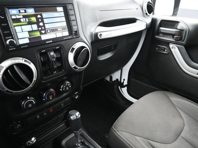 Used 2017 Jeep Wrangler Unlimited Sahara w/ Connectivity Group AWD/4WD image 28