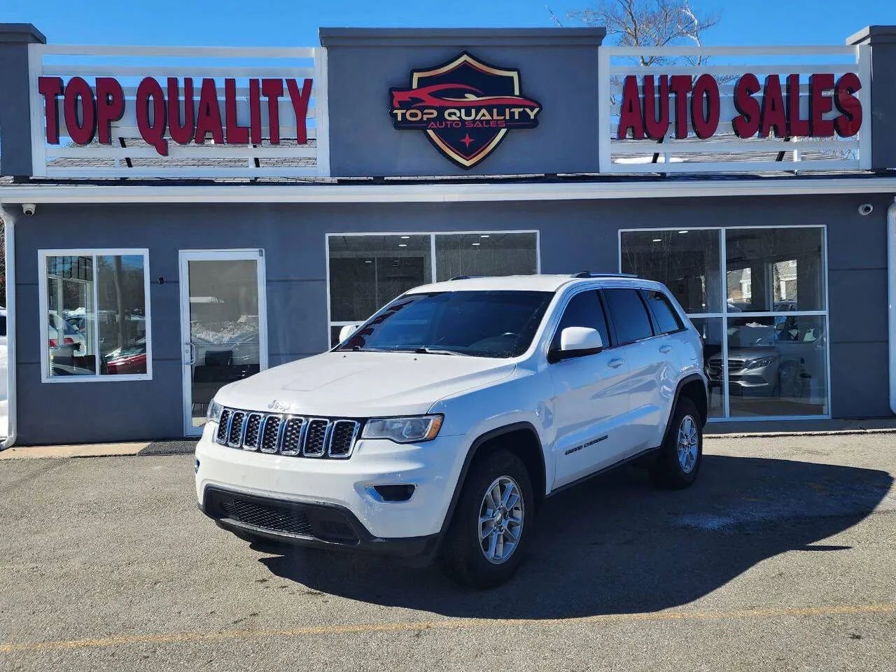 Used 2020 Jeep Grand Cherokee Laredo image 1