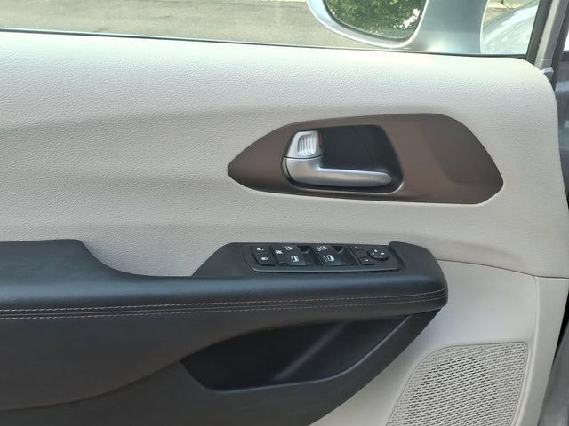 Used 2018 Chrysler Pacifica Touring Plus FWD image 9