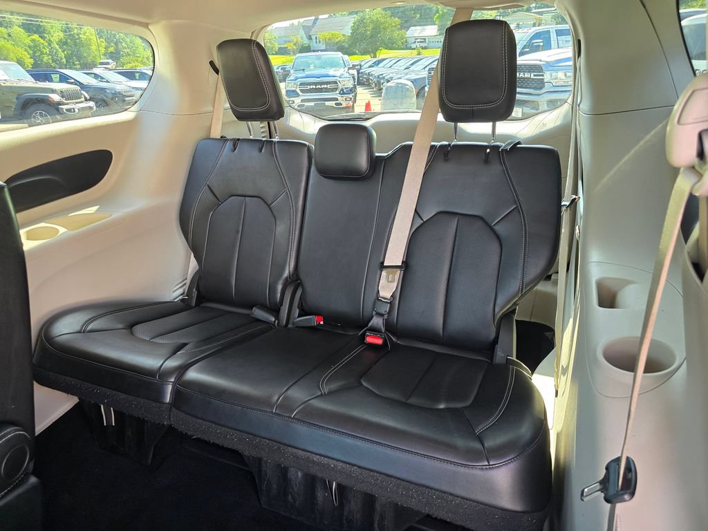 Used 2024 Chrysler Pacifica Touring-L FWD image 11