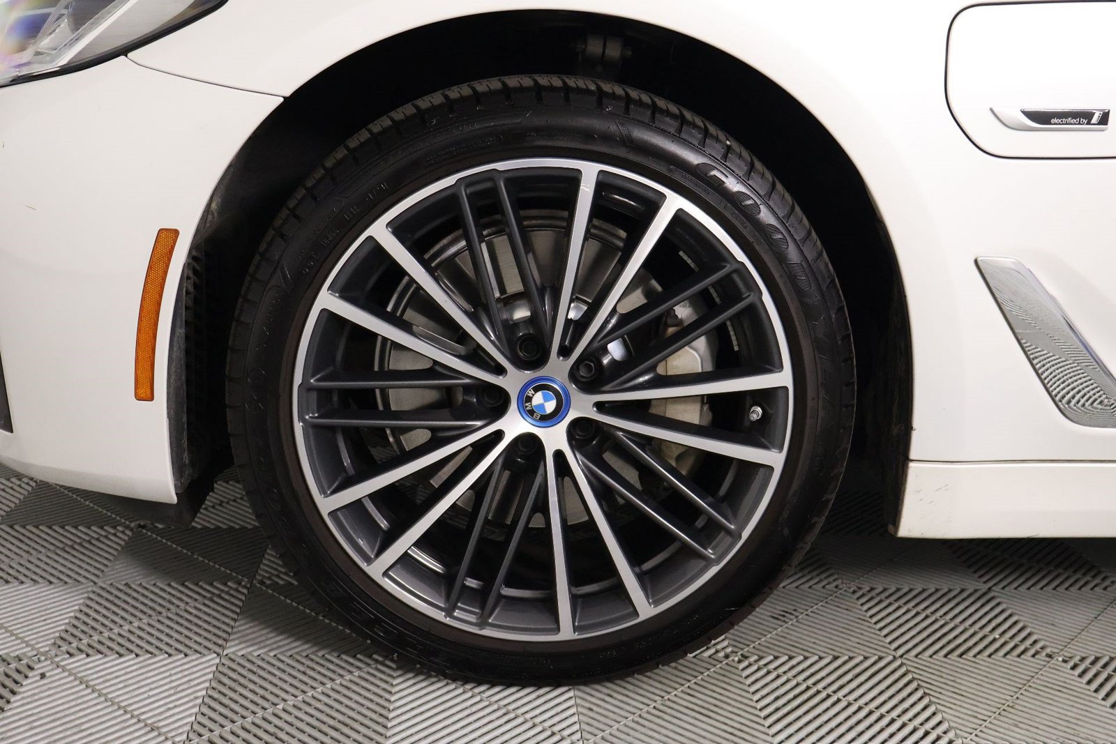Used 2023 BMW 530e w/ Convenience Package RWD image 28