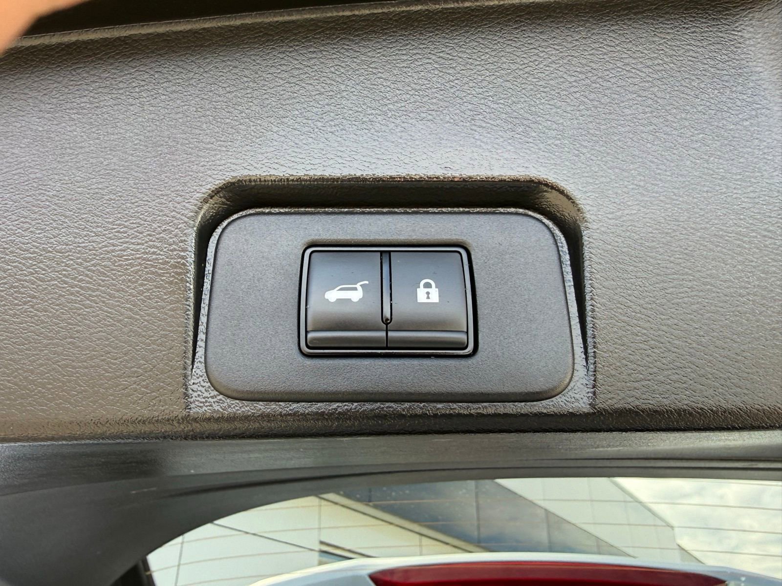 Used 2024 Nissan Rogue SV image 41