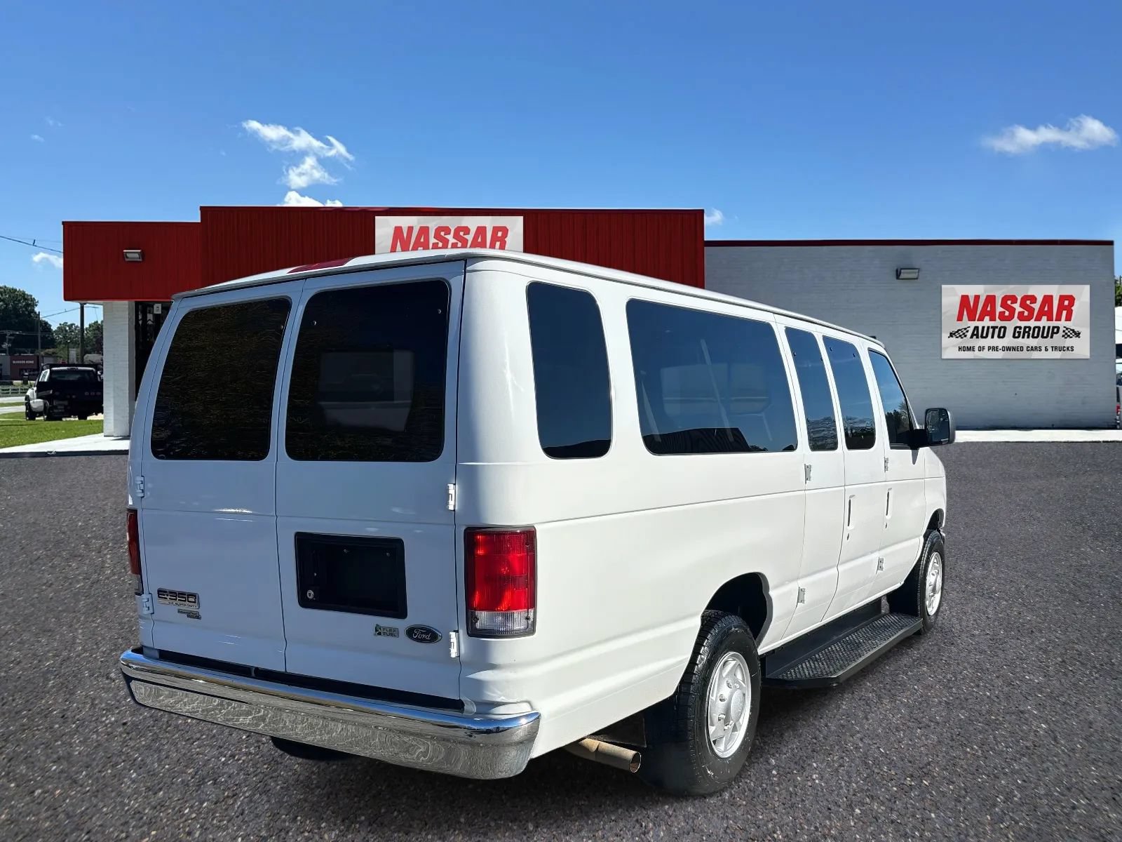 Used 2014 Ford E-350 and Econoline 350 XLT RWD image 4