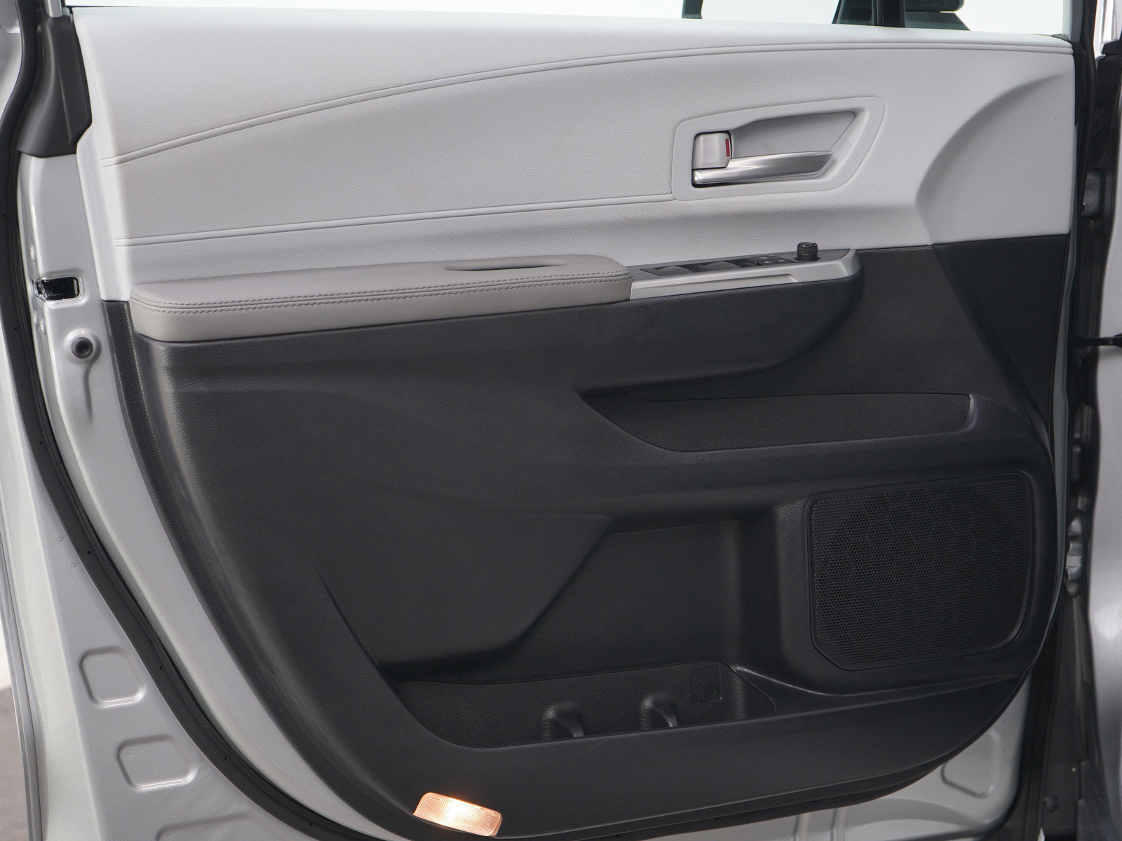Used 2025 Toyota Sienna XLE FWD image 23