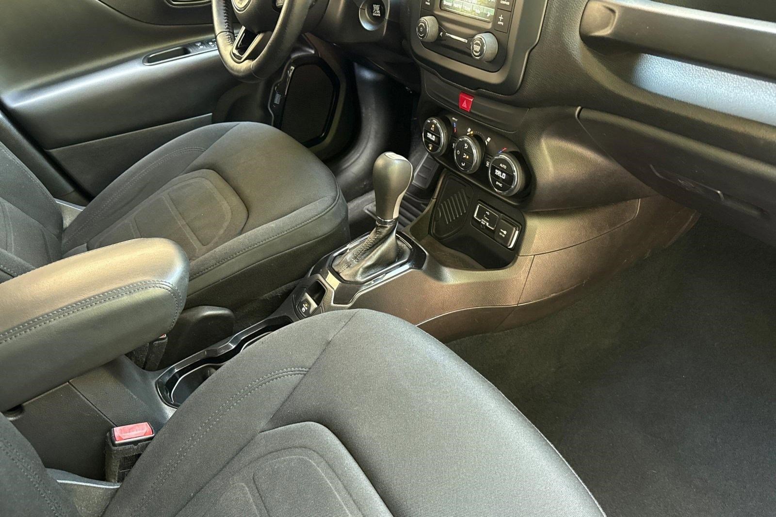 Used 2017 Jeep Renegade Altitude FWD image 31