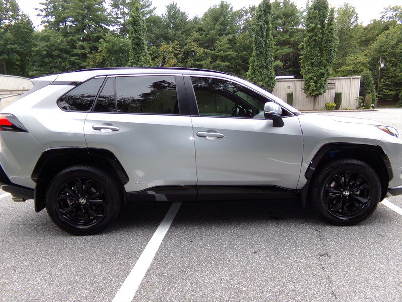 Used 2022 Toyota RAV4 SE image 3