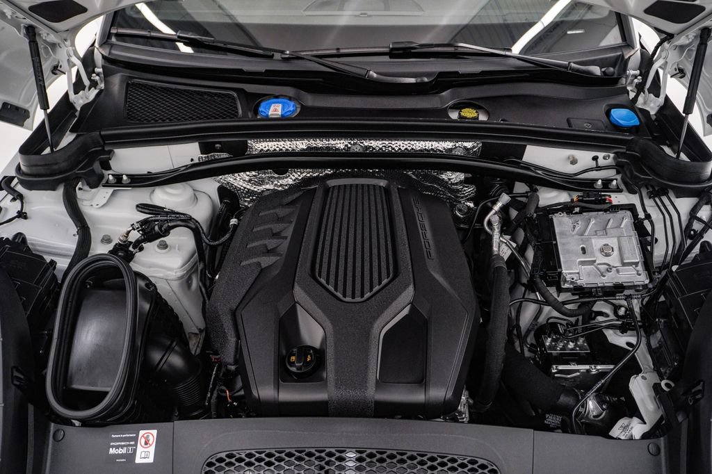 Certified 2026 Porsche Macan AWD/4WD image 28