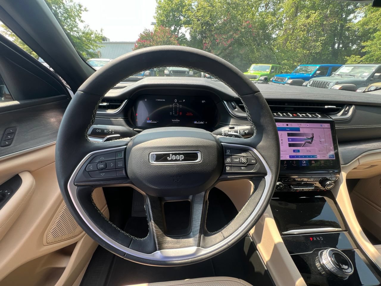 Used 2025 Jeep Grand Cherokee L Limited w/ Luxury Tech Group II RWD image 27