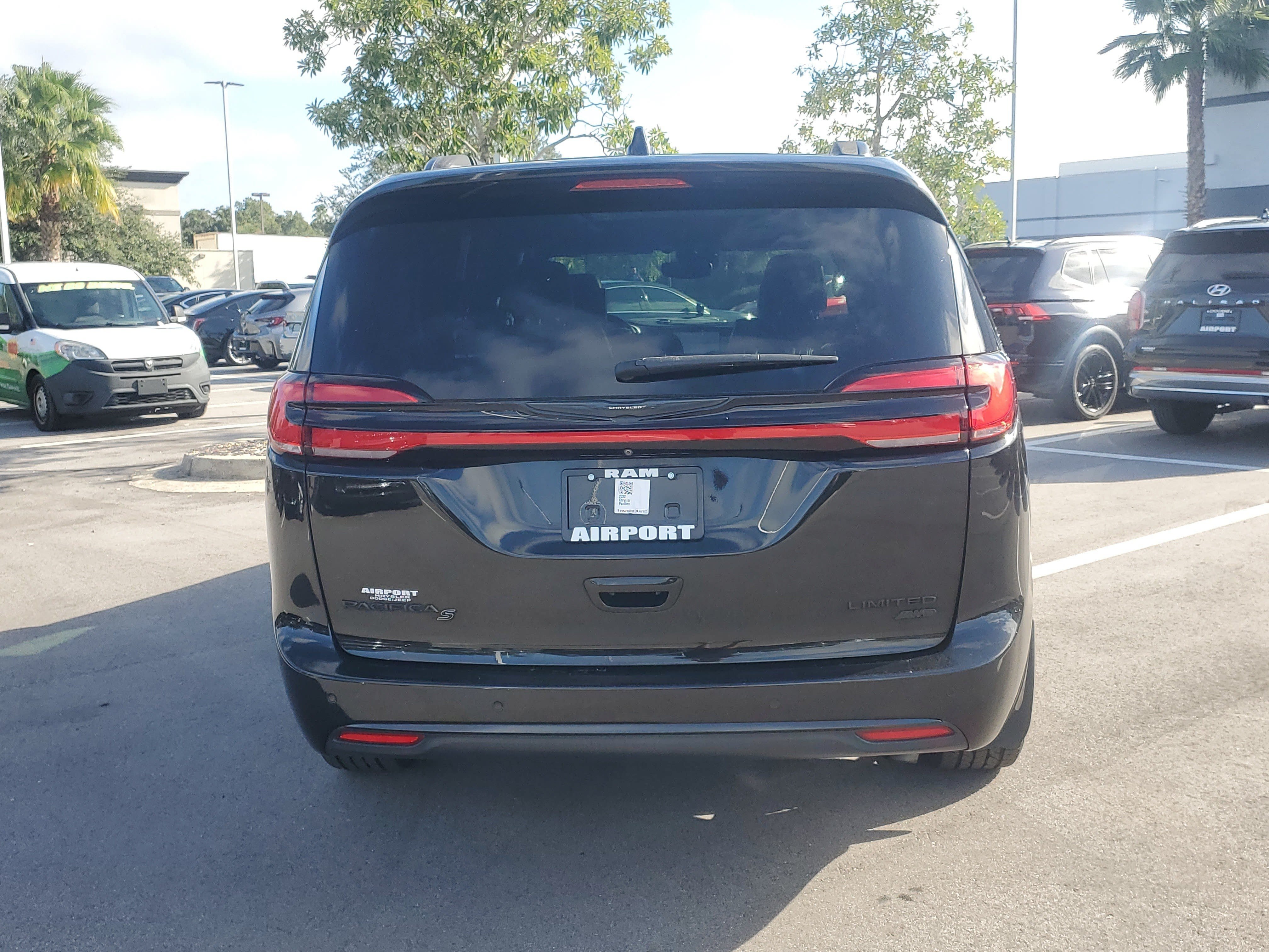 Used 2022 Chrysler Pacifica Limited w/ Uconnect Theater Family Group AWD/4WD image 7