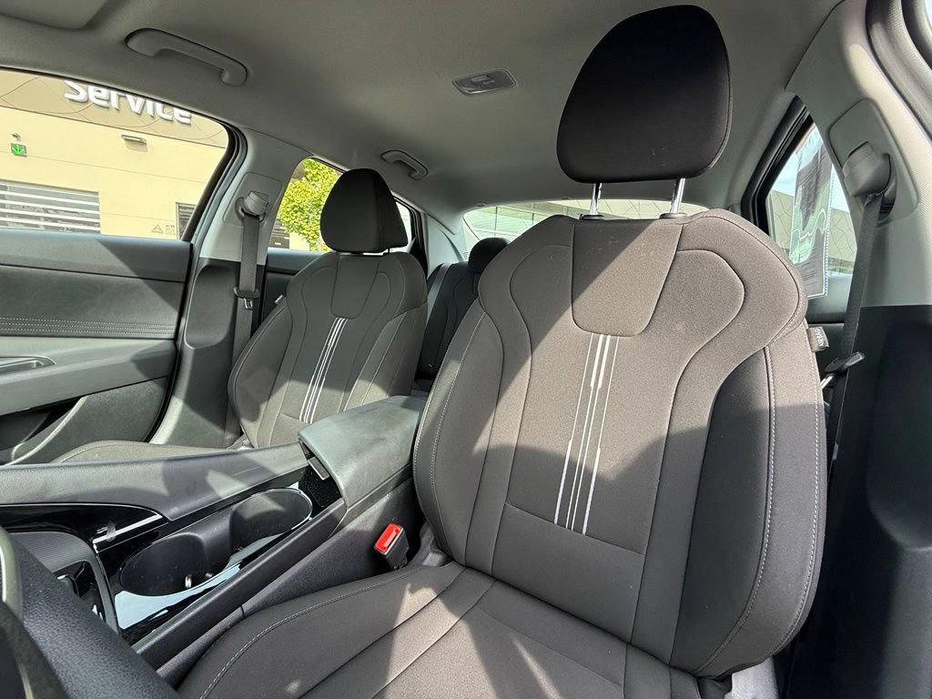 Certified 2025 Hyundai Elantra Hybrid FWD image 12