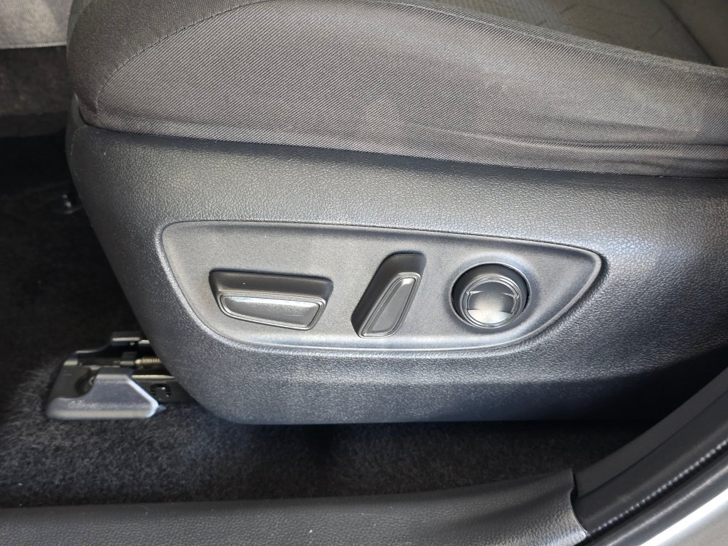 Used 2025 Toyota RAV4 XLE AWD/4WD image 20