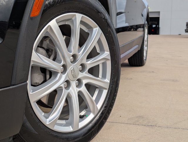 Used 2022 Cadillac XT4 Luxury w/ Cold Weather Package FWD image 2