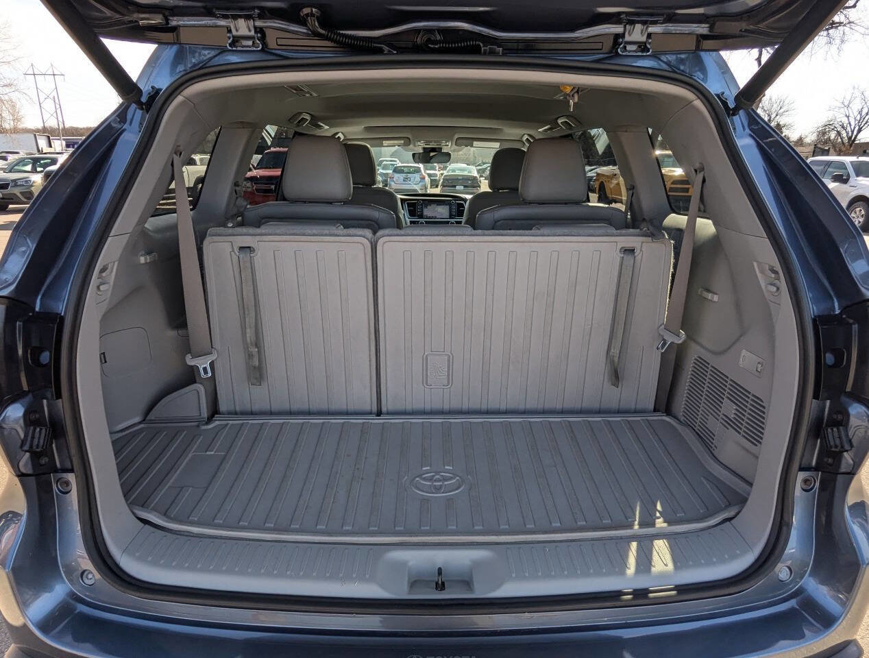 Used 2019 Toyota Highlander XLE FWD image 31