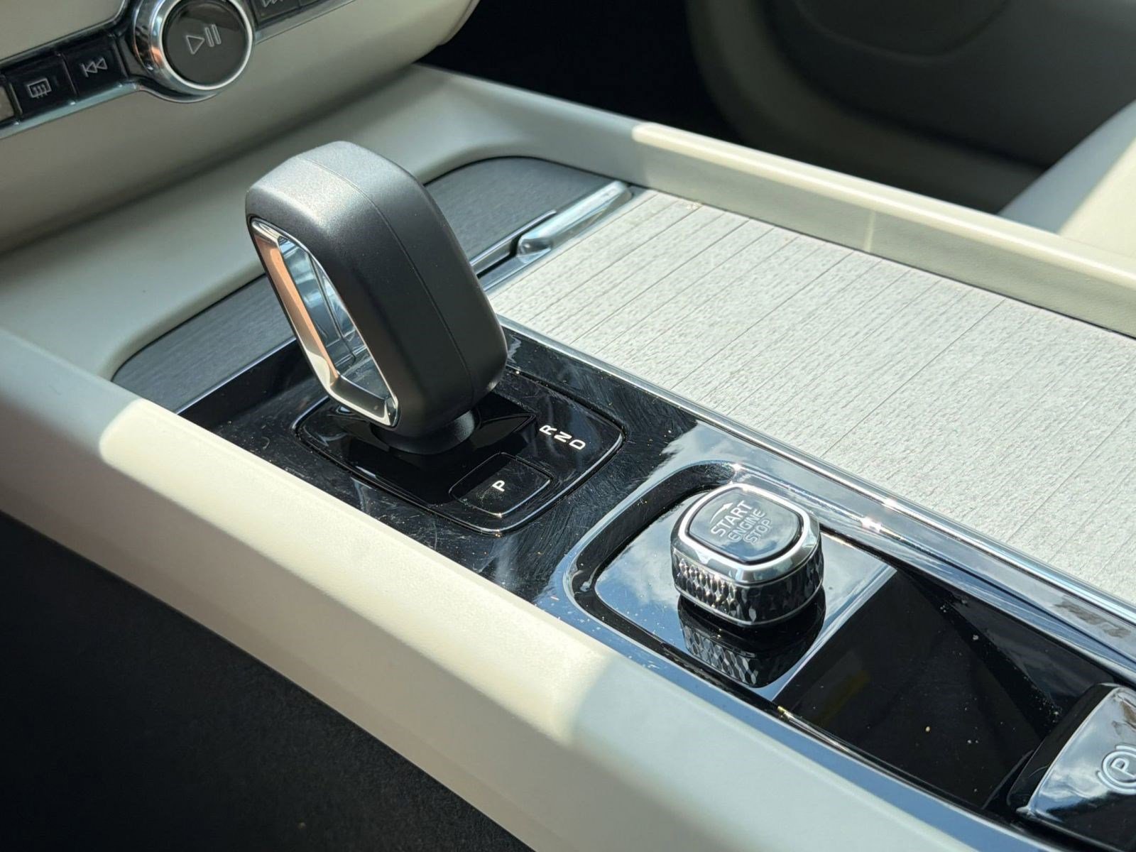Certified 2023 Volvo XC60 B5 Plus w/ Climate Package FWD image 17