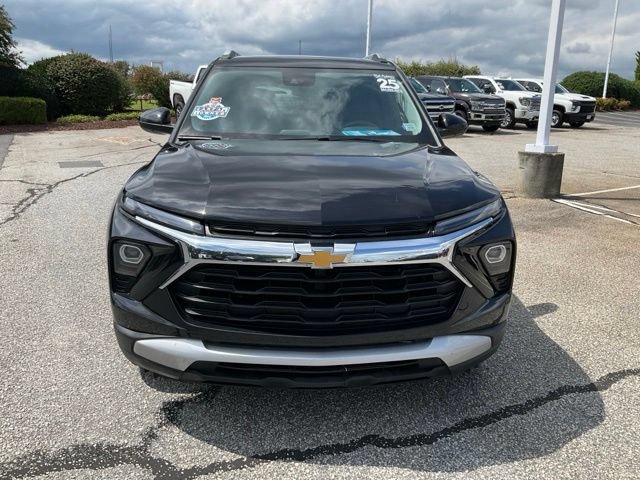 Used 2025 Chevrolet TrailBlazer LT AWD/4WD image 2