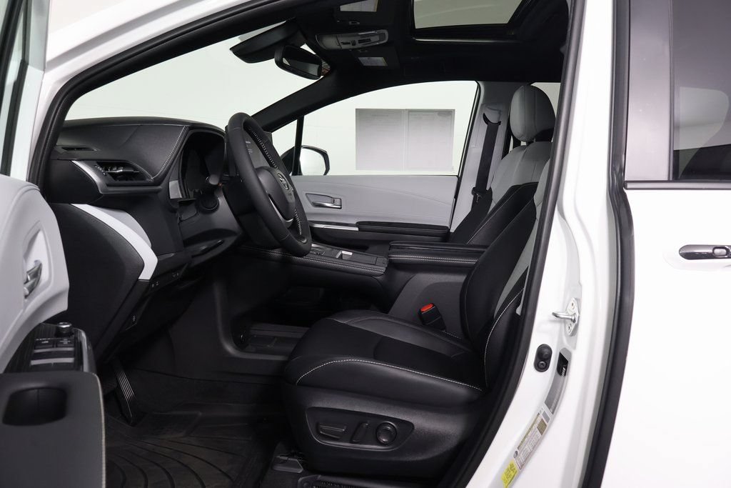 Used 2026 Toyota Sienna XSE FWD image 10