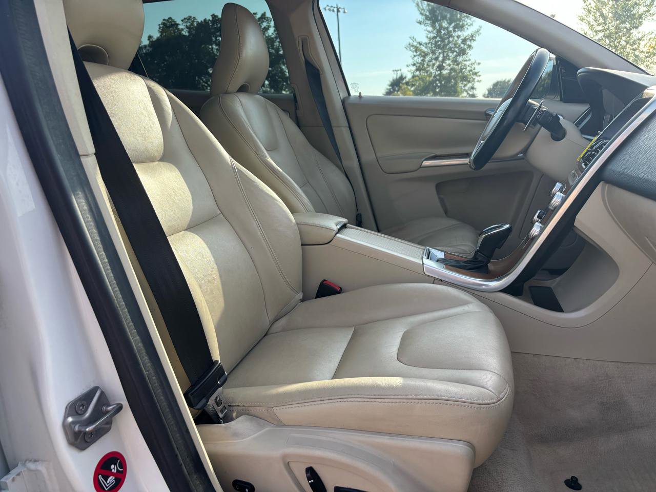 Used 2015 Volvo XC60 T6 w/ Proximity Package FWD image 5