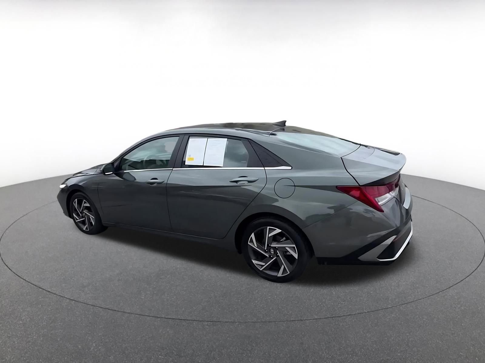 Used 2025 Hyundai Elantra Limited FWD image 10
