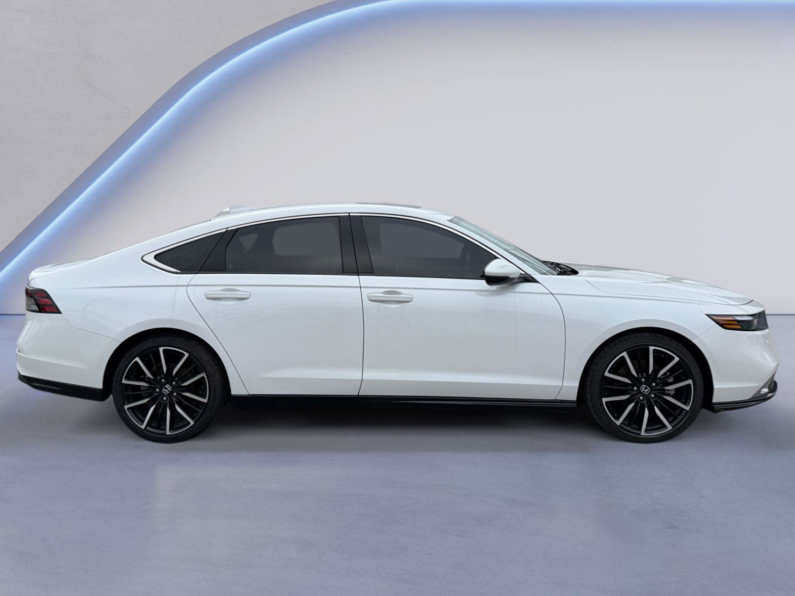 Used 2023 Honda Accord Touring image 2