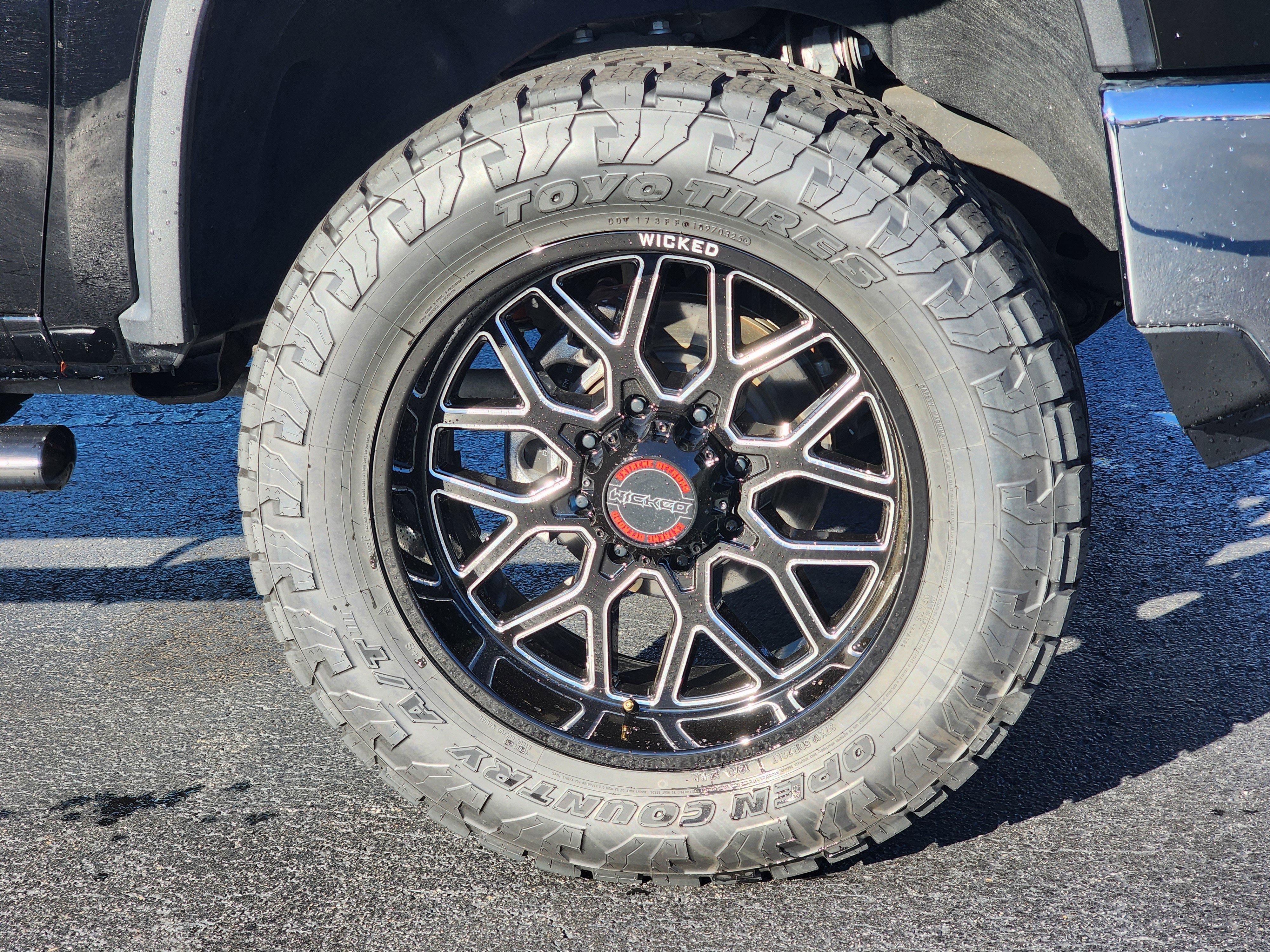 Used 2024 Chevrolet Silverado 2500 LTZ w/ LTZ Premium Package image 6