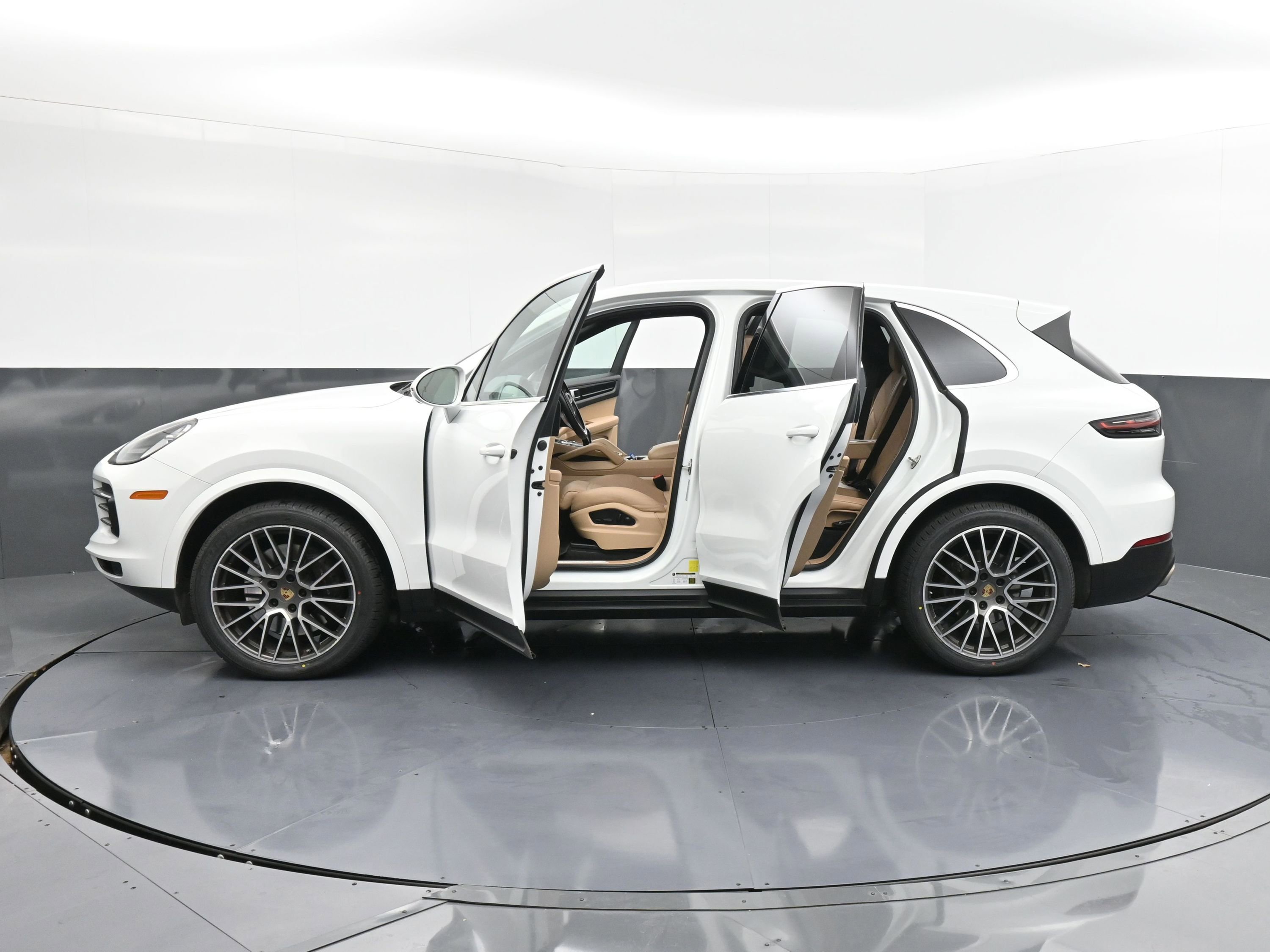 Used 2022 Porsche Cayenne image 45