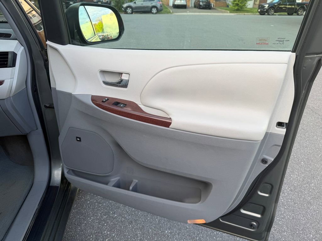 Used 2011 Toyota Sienna XLE w/ Premium Pkg AWD/4WD image 35