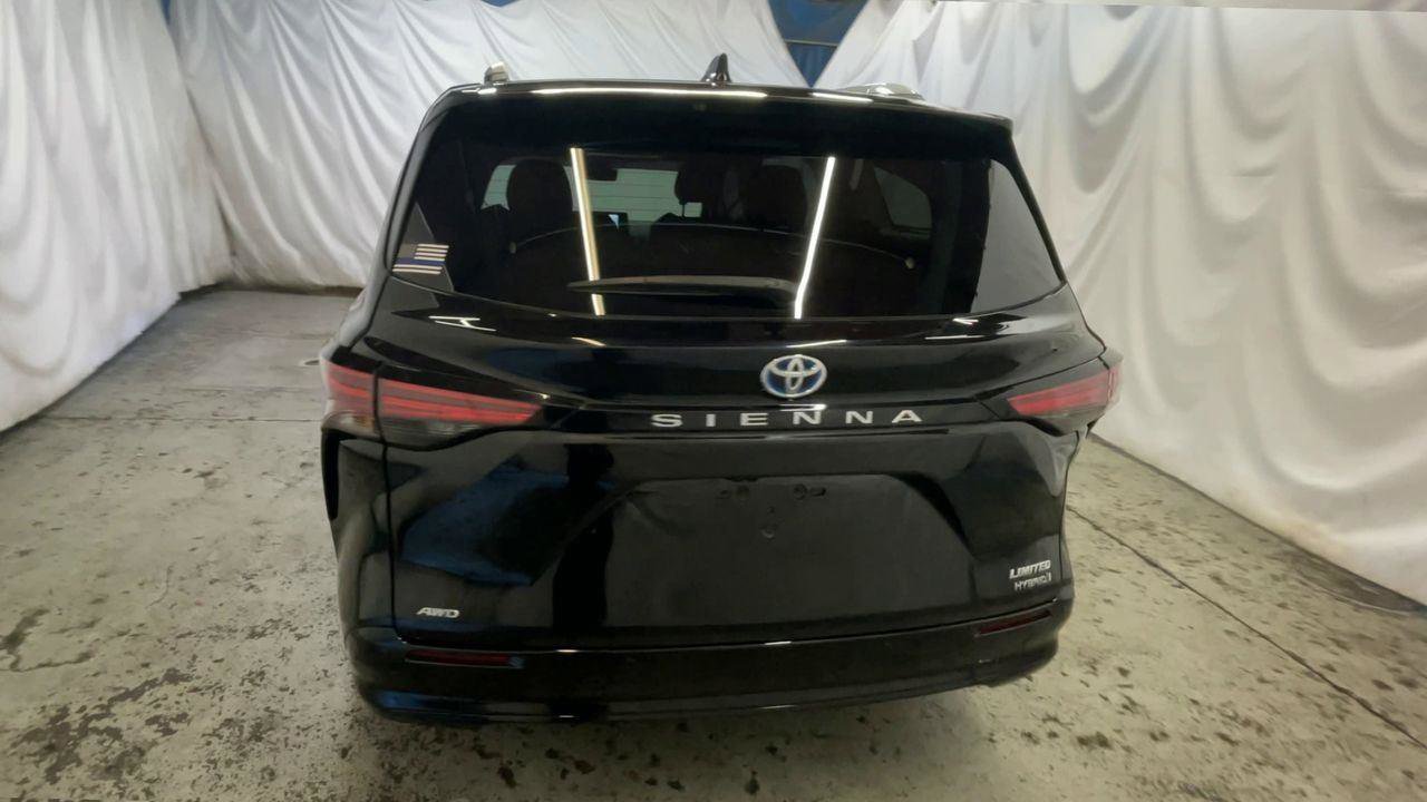 Used 2022 Toyota Sienna Limited image 7