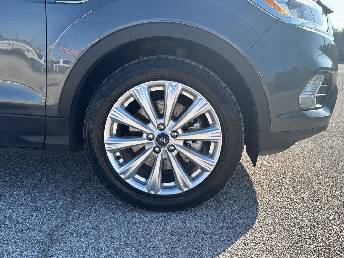 Used 2019 Ford Escape SEL image 9