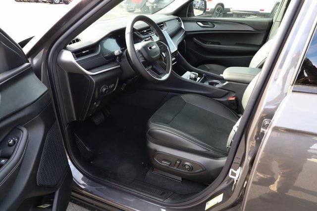 New 2025 Jeep Grand Cherokee Altitude AWD/4WD image 9