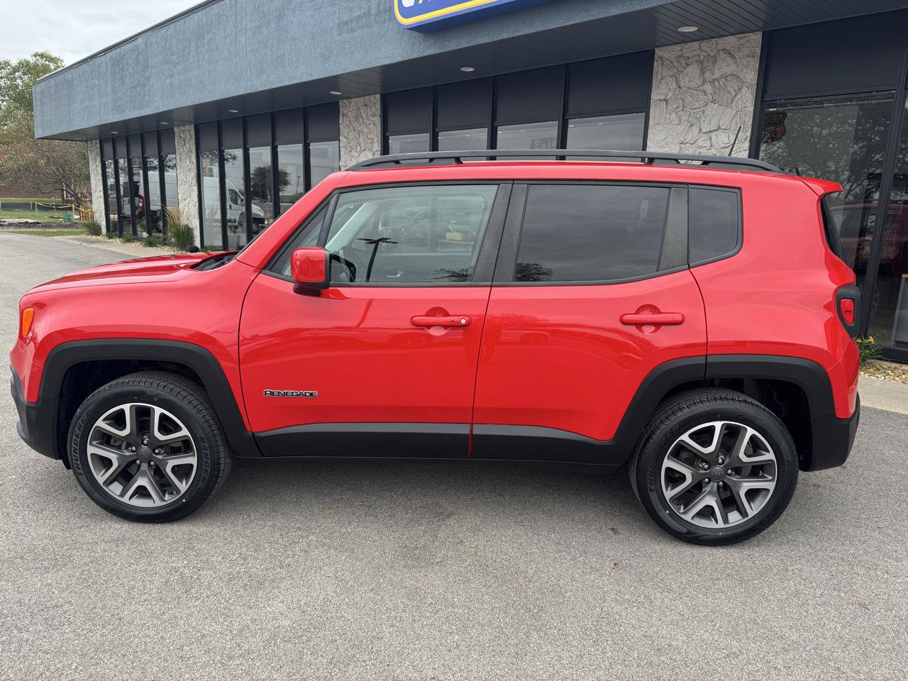 Used 2018 Jeep Renegade Latitude w/ Cold Weather Group AWD/4WD image 5