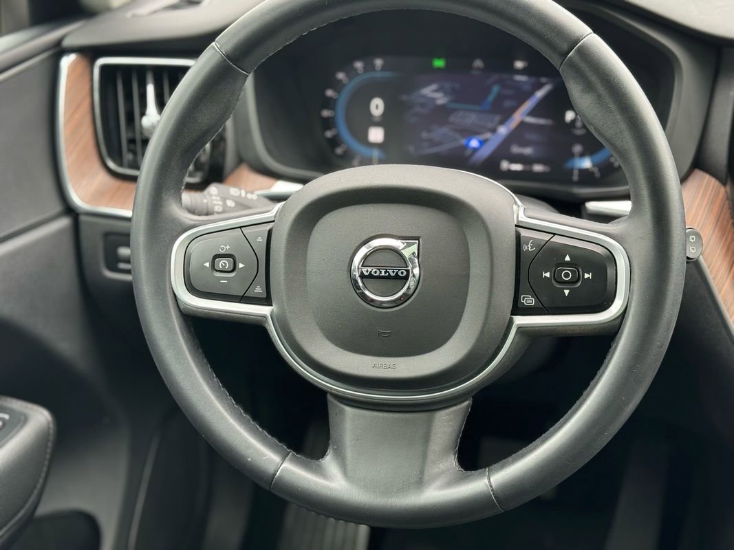 Used 2022 Volvo XC60 B5 Momentum image 19