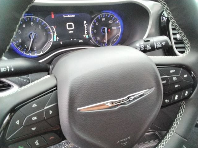 New 2026 Chrysler Pacifica Select AWD/4WD image 25