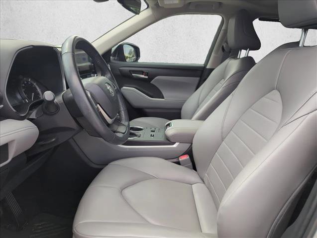 Used 2023 Toyota Highlander XLE image 12