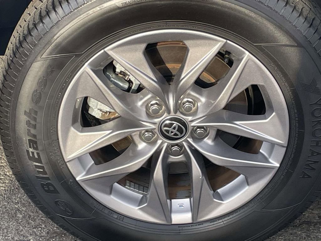 Used 2025 Toyota Sienna XLE image 12