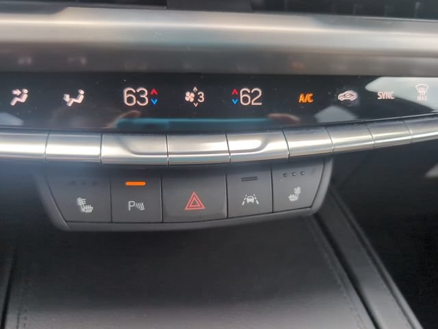Used 2024 Cadillac XT4 Luxury w/ Cold Weather Package FWD image 20