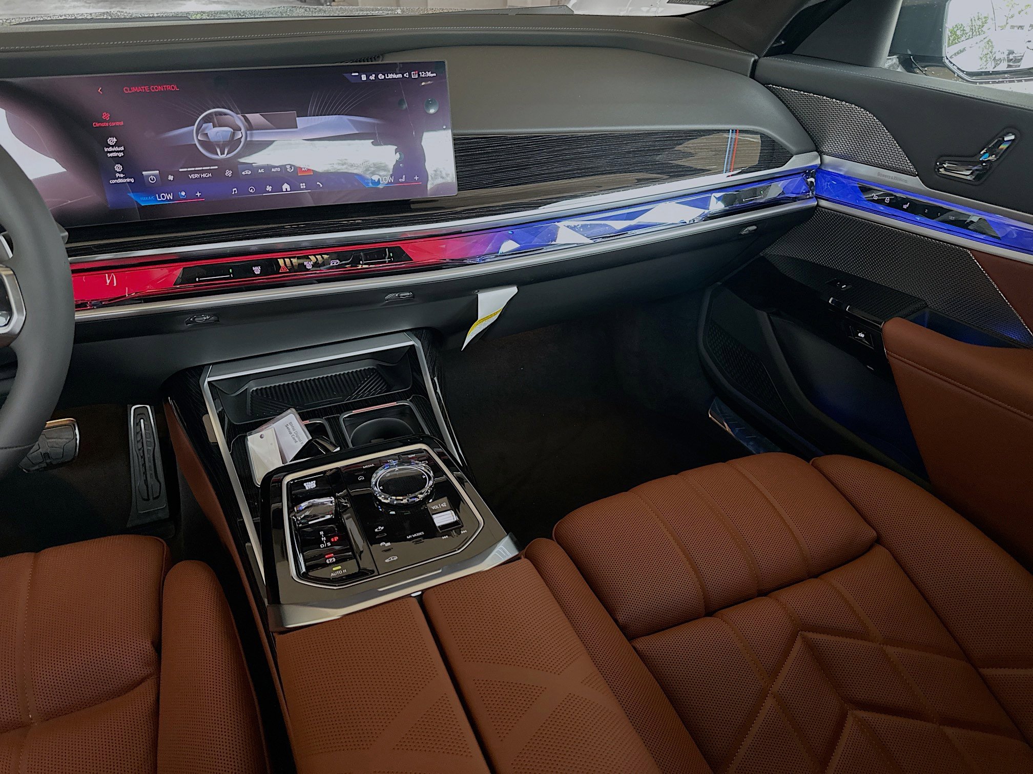 New 2026 BMW 750e xDrive w/ Premium Package image 18