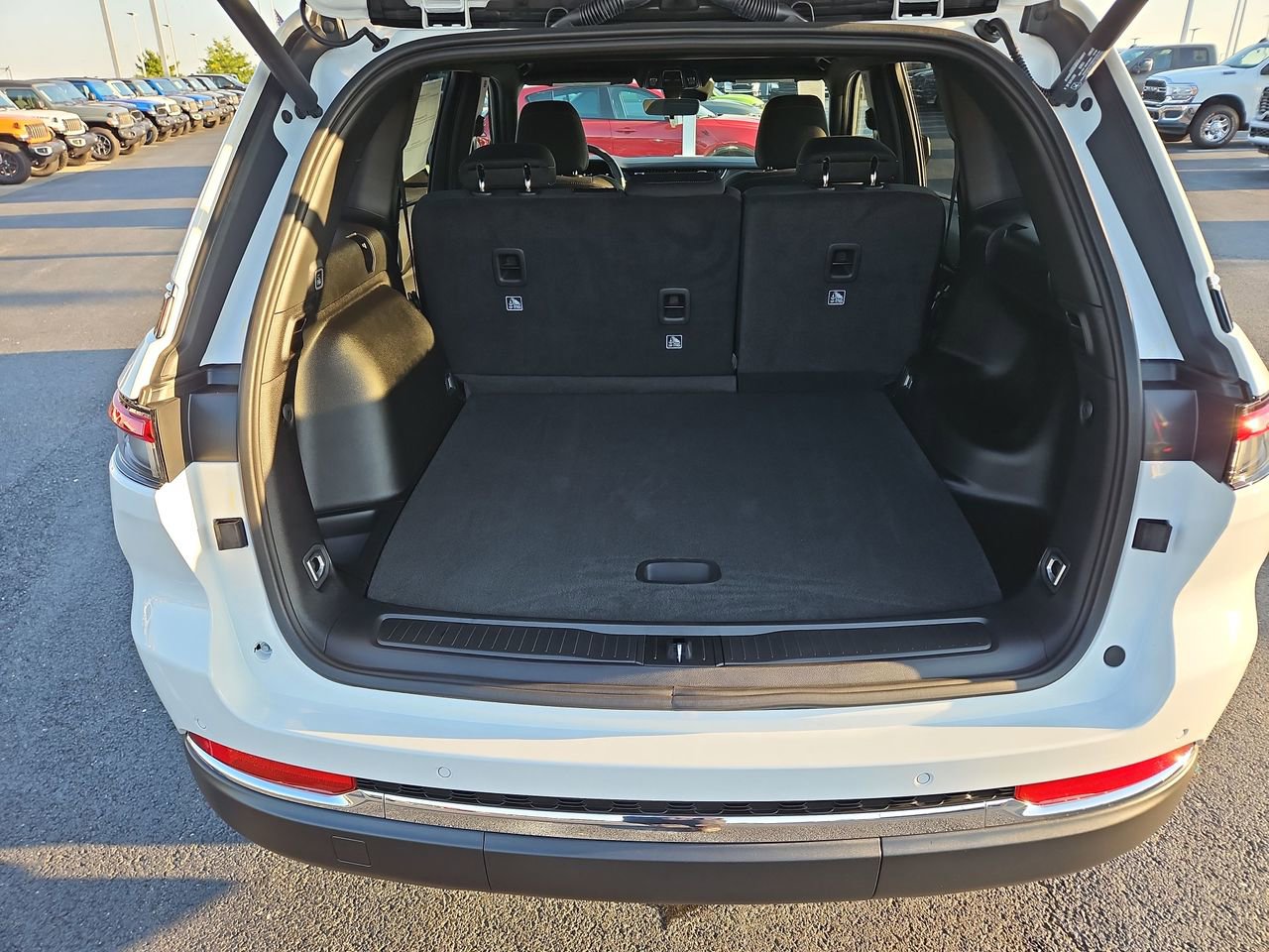 New 2025 Jeep Grand Cherokee Laredo w/ Luxury Tech Group I image 11