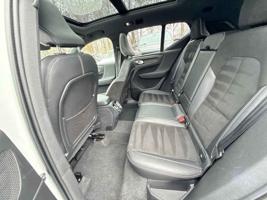 Used 2021 Volvo XC40 T5 R-Design w/ Advanced Package image 24