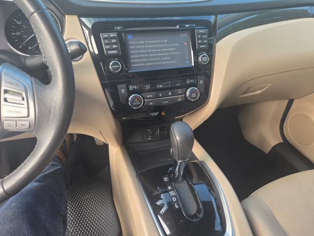 Used 2016 Nissan Rogue SL FWD image 2