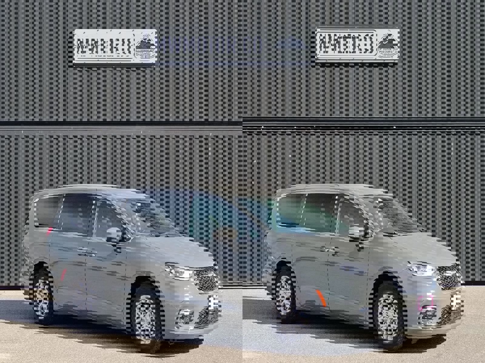 Used 2023 Chrysler Pacifica Touring-L image 1