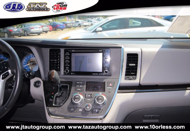 Used 2018 Toyota Sienna XLE Premium w/ Carpet Mat Package FWD image 22