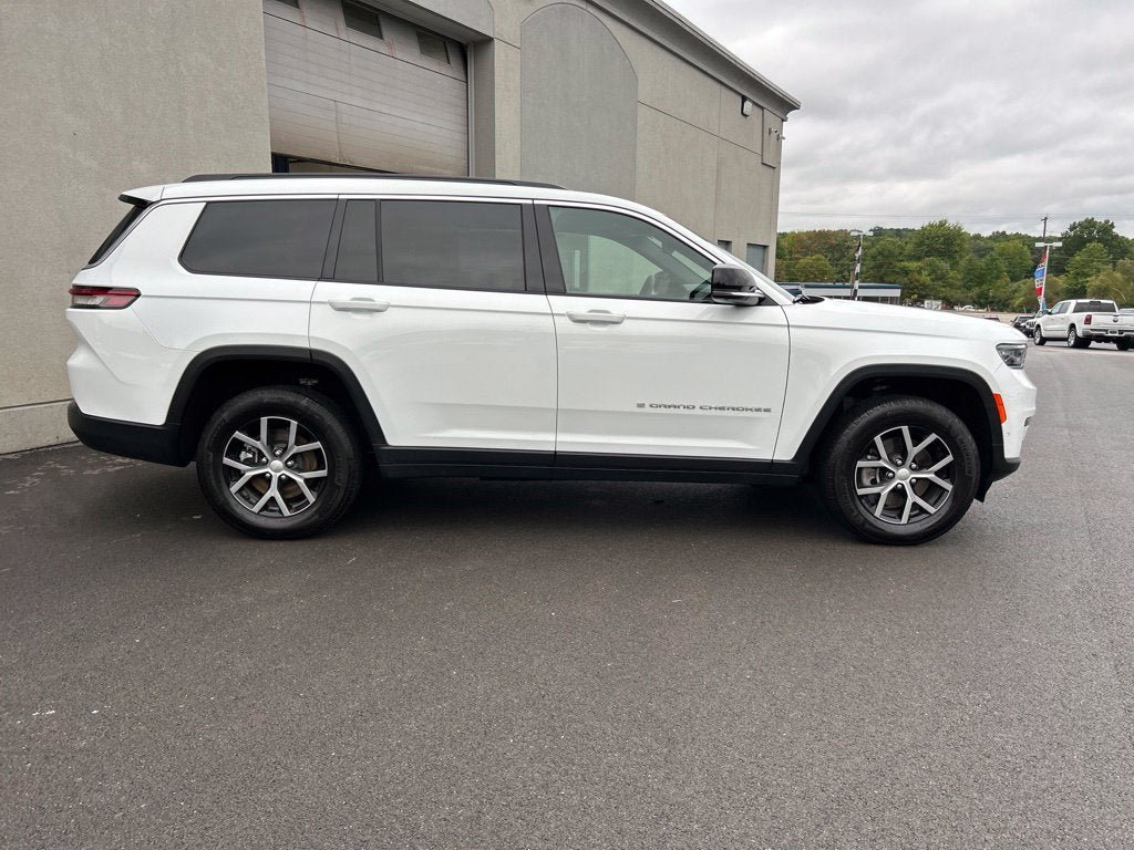 Used 2025 Jeep Grand Cherokee L Limited w/ Luxury Tech Group II AWD/4WD image 8