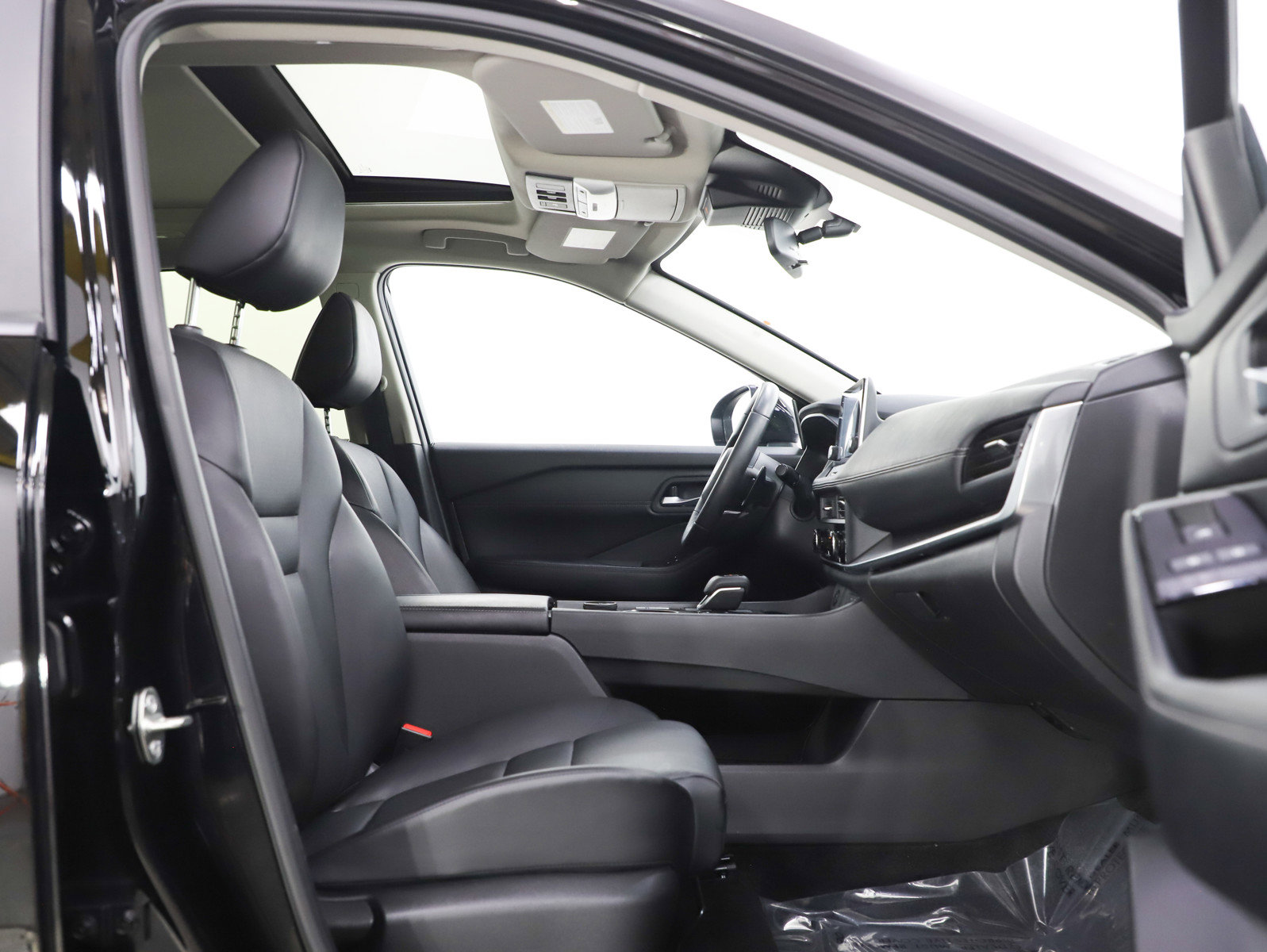 Used 2024 Nissan Rogue SV w/ SV Premium Package image 11