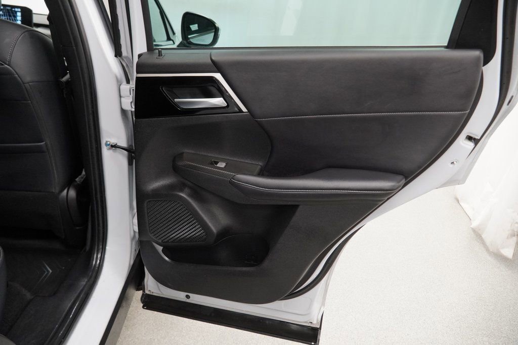 Used 2023 Mitsubishi Outlander SE image 47