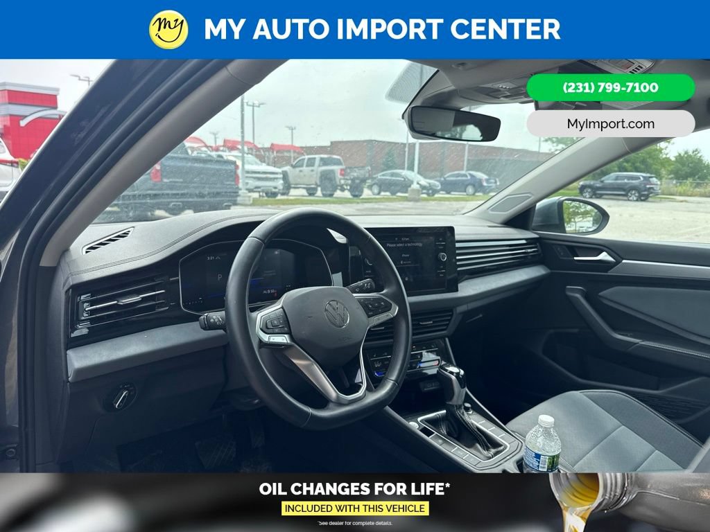 Used 2025 Volkswagen Jetta SE w/ Sunroof Package FWD image 8