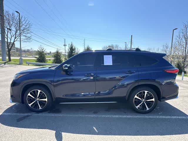Used 2022 Toyota Highlander XSE AWD/4WD image 2