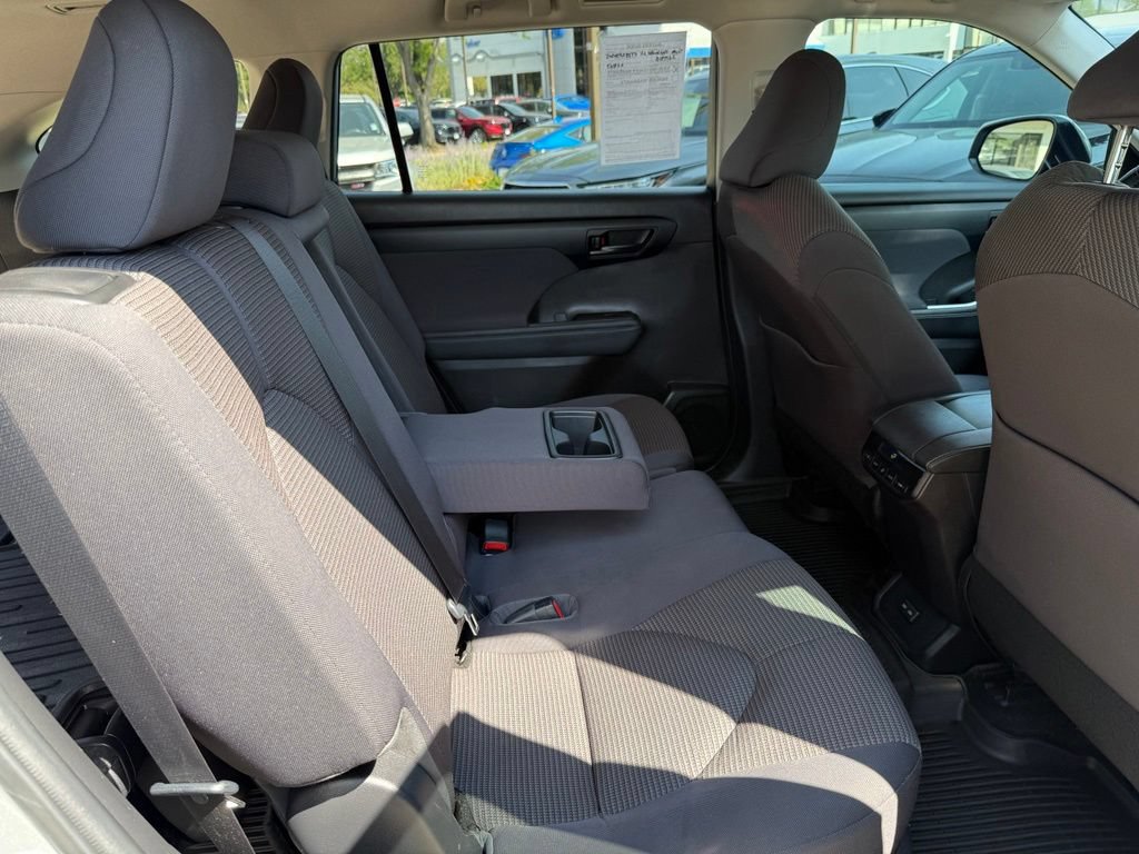 Used 2022 Toyota Highlander LE AWD/4WD image 16