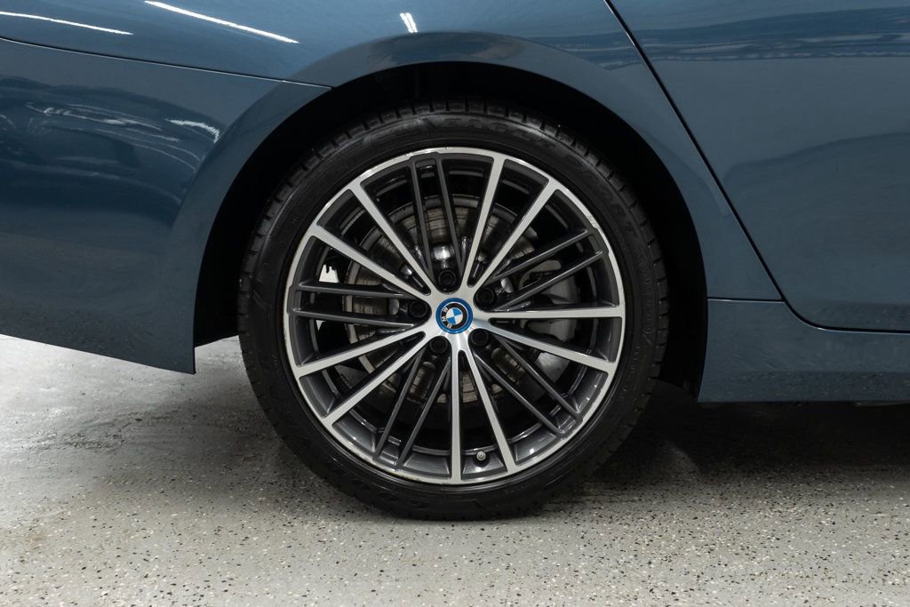 Used 2023 BMW 530e xDrive w/ Premium Package image 40