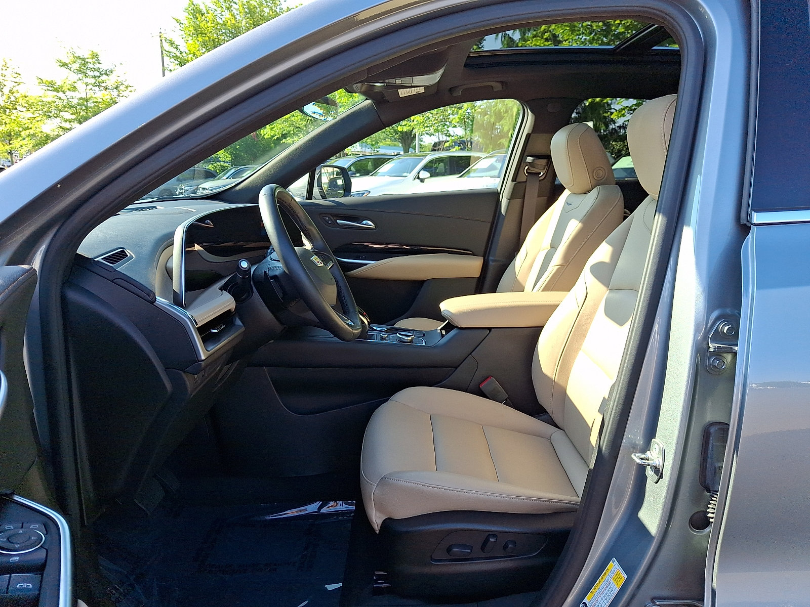 Used 2024 Cadillac XT4 Luxury w/ Cold Weather Package AWD/4WD image 13