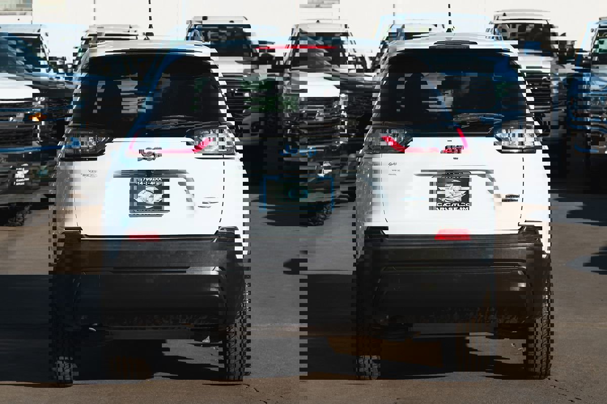 Used 2019 Jeep Cherokee Latitude w/ Popular Appearance Group image 4